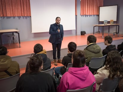 Mourad Benchellali dando una conferencia en un instituto en la localidad de Amboise, en el centro de Francia, el pasado 4 de abril.