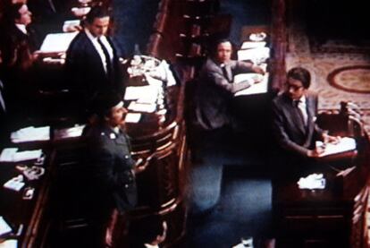 Antonio Tejero, pistola en mano, en la tribuna del Congreso el 23 de febrero de 1981.