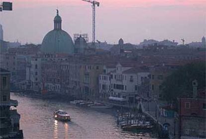 Los canales de Venecia amanecieron casi desiertos en la penumbra causada por el apagón. Los generadores de electricidad situados en hospitales y aeropuertos evitaron que la falta de energía causara graves problemas.