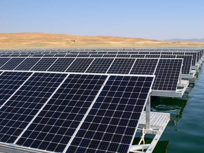 Primera instalación fotovoltaica flotante de España, en el embalse de Sierra Brava (Cáceres). 