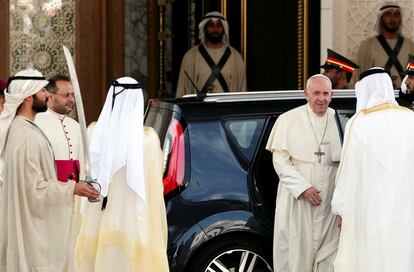 El jefe de los 1.300 millones de católicos tuvo por la mañana una reunión privada con el príncipe heredero de Abu Dabi, Mohamed ben Zayed Al-Nahyan, que se enorgullece de la "coexistencia pacífica" de las religiones en su país. En la foto, Mohamed bin Zayed Al-Nahyan, recibe al papa Francisco en el Palacio Presidencial en Abu Dabi, el 4 de febrero de 2019.