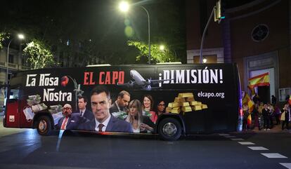 Un autobús con fotografías de Pedro Sánchez y otras figuras pasa frente a la concentración en la calle Ferraz, a pocos metros de la sede del PSOE, en Madrid. Jaime Villanueva/El País