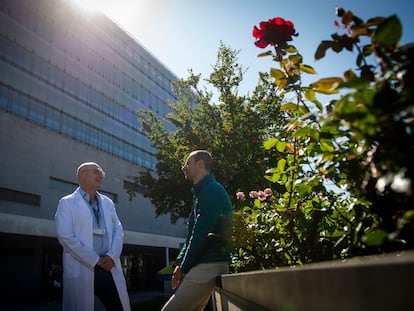 El oncólogo Joaquín Martínez y su paciente, Fran Barreto, conversan frente al hospital 12 De Octubre, poco antes del ingreso para recibir la terapia CAR-T.