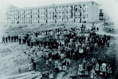 Colonia Viladomiu Nou (Gironella) en 1905, al inaugurarse la torre de los amos.