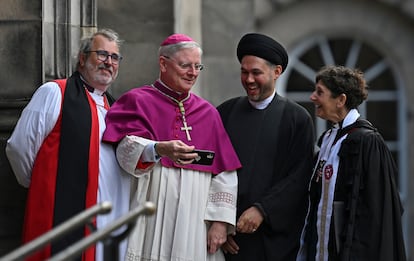 Representantes del islamismo, el hinduismo, el judaísmo y el budismo han participado también en el servicio religioso en la catedral de la capital escocesa.