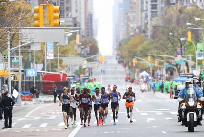 Los líderes del maratón durante un tramo de la carrera por las calles de Nueva York, el 5 de noviembre de 2017.