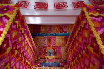 Vista del Altar de muertos instalado en la escalera principal de la sede de la Casa de México en Madrid.