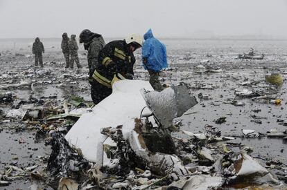 Las autoridades descartan de entrada la hipótesis de un atentado. En la imagen, un bombero inspecciona restos del avión siniestrado en el aeropuerto Rostov on Don, al sur de Rusia.