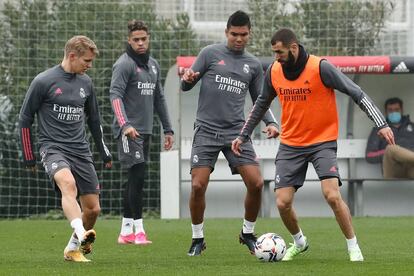 Casemiro, el segundo por la derecha, este miércoles en el entrenamiento del Madrid junto a Benzema (derecha), Odegaard (izquierda) y Mariano.