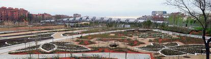 El puente recién inaugurado en el contexto de los jardines de Madrid Río en las inmediaciones del puente de Toledo.