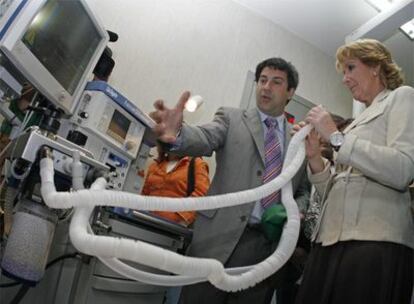 La presidenta Aguirre, durante su visita al Hospital del Henares.