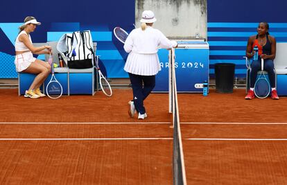 Las tenistas estadounidenses Danielle Collins (i) y Coco Gauff (d), durante el entrenamiento de este miércoles en París.