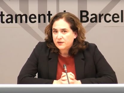 La alcaldesa de Barcelona, Ada Colau, durante su comparecencia en el Ayuntamiento.