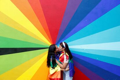 Integrantes y simpatizantes de la comunidad LGBTI participa, el 2 de junio, en la marcha del Guadalajada Pride para recordar el 50º aniversario de los disturbios de Stonewall, en Guadalajara (México).