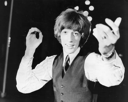 El cantante de pop Robin Gibb, integrante del grupo Bee Gees, en una actuación en el London Palladium, en 1969.