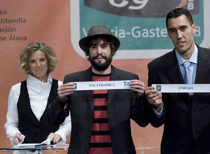 El actor vasco Unax Ugalde ha participado en el sorteo de los emperejamientos de la Copa del Rey de baloncesto, que se disputará el mes que viene en la ciudad natal de Ugalde, Vitoria. En la foto, con el base argentino del Tau, Pablo Prigioni.