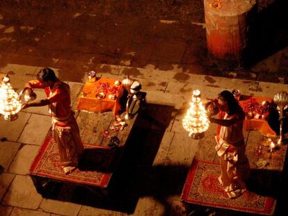 Un momento de la ceremonia hinduista Ganga Aartie, en la que se mezcla danza, fuego y ofrenda,