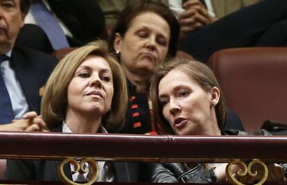 Mar&iacute;a Dolores de Cospedal, secretaria general del PP, (i) sigue el debate junto a la esposa de Mariano Rajoy, Elvira Fern&aacute;ndez, desde la tribuna de invitados. 