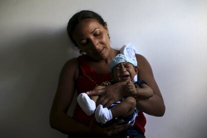 Francileide de Lima Ferreira, de 30 años, posa con su hijo Rafael, de 3 meses de edad, que es su quinto niño y nacido con microcefalia, en el hospital Pedro I en Campina Grande, Brasil.