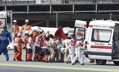 Luis Salom és evacuat després de l'accident, el 3 de juny.