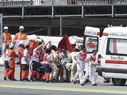 Luis Salom és evacuat després de l'accident, el 3 de juny.