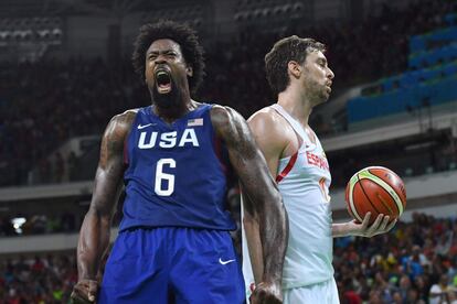 DeAndre Jordan (e) da equipe norte-americana, comemora sua cesta contra Pau Gasol (d) durante a semifinal do basquete masculino.