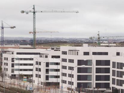 Gr&uacute;as en las obras de construcci&oacute;n de bloques de vivienda nueva en Madrid.