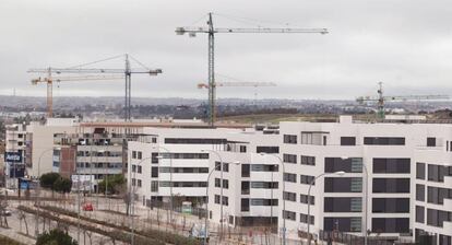 Gr&uacute;as en las obras de construcci&oacute;n de bloques de vivienda nueva en Madrid.