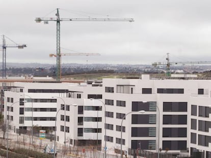 Gr&uacute;as en las obras de construcci&oacute;n de bloques de vivienda nueva en Madrid.