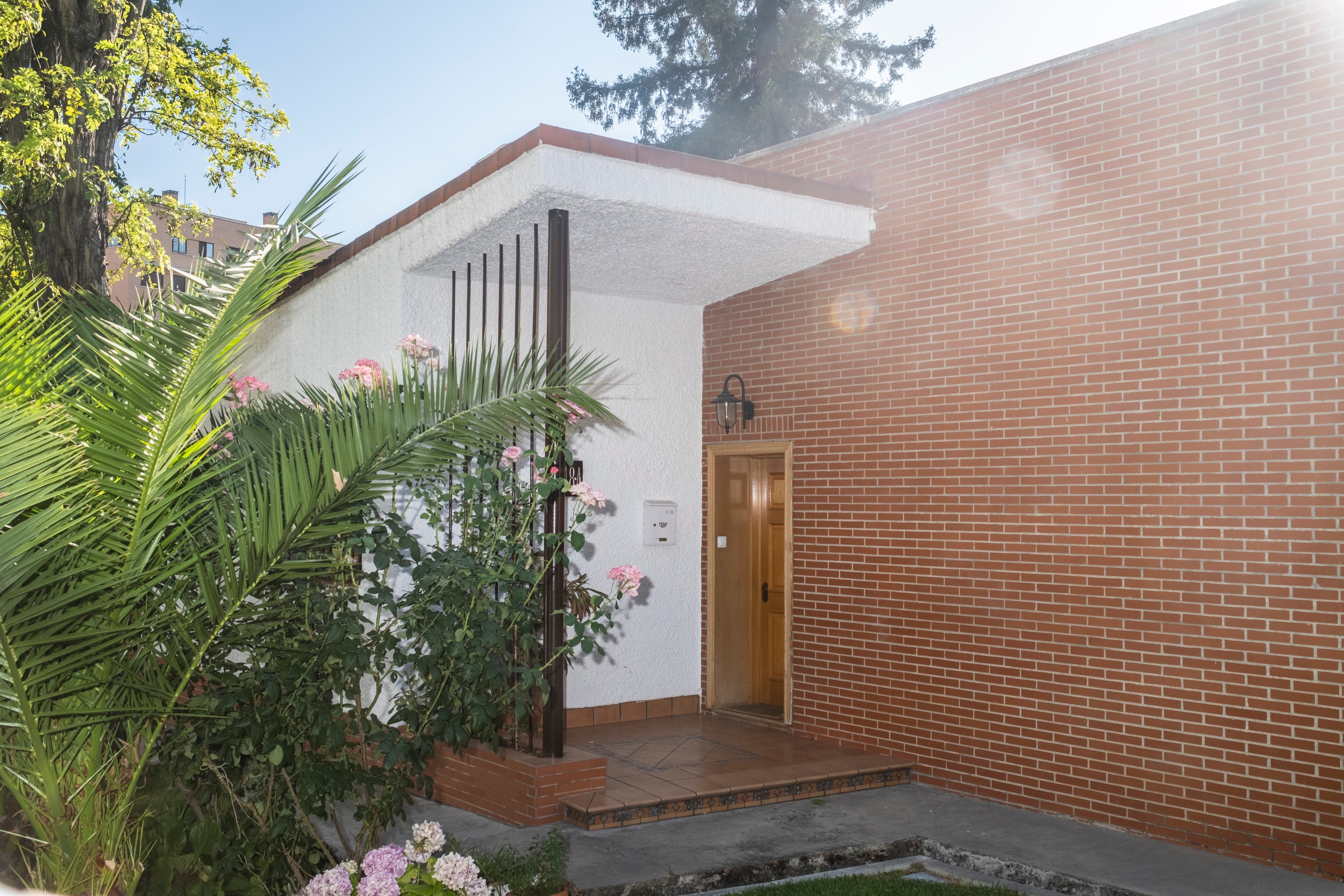 Puerta de entrada a una vivienda en la colonia Valderrivas.