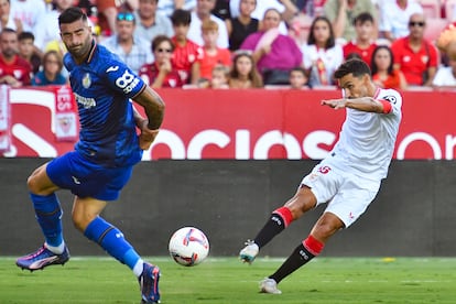 Jesús Navas dispara para hacer el gol del triunfo del Sevilla ante el Getafe.