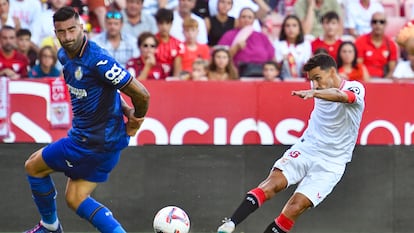 Jesús Navas dispara para hacer el gol del triunfo del Sevilla ante el Getafe.