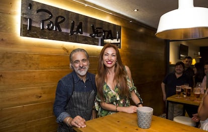 El cocinero Sergi Arola y la ex presentadora Silvia Fominaya durante la inauguración de su restaurante Por la Jeta en A Coruña, el pasado agosto.