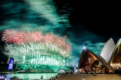 Los fuegos artificiales de Año Nuevo en Sídney vistos desde la Ópera de Sídney, en Australia. Se calcula que un millón de personas pasaron el Año Nuevo viendo los fuegos artificiales de Sídney desde los miradores del puerto.