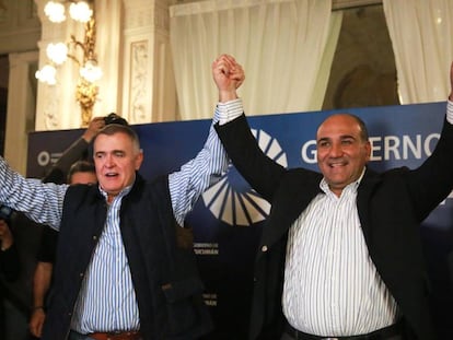 Juan Manzur (dcha) celebra con Osvaldo Jaldo su reelección como gobernador de la provincia de Tucumán.