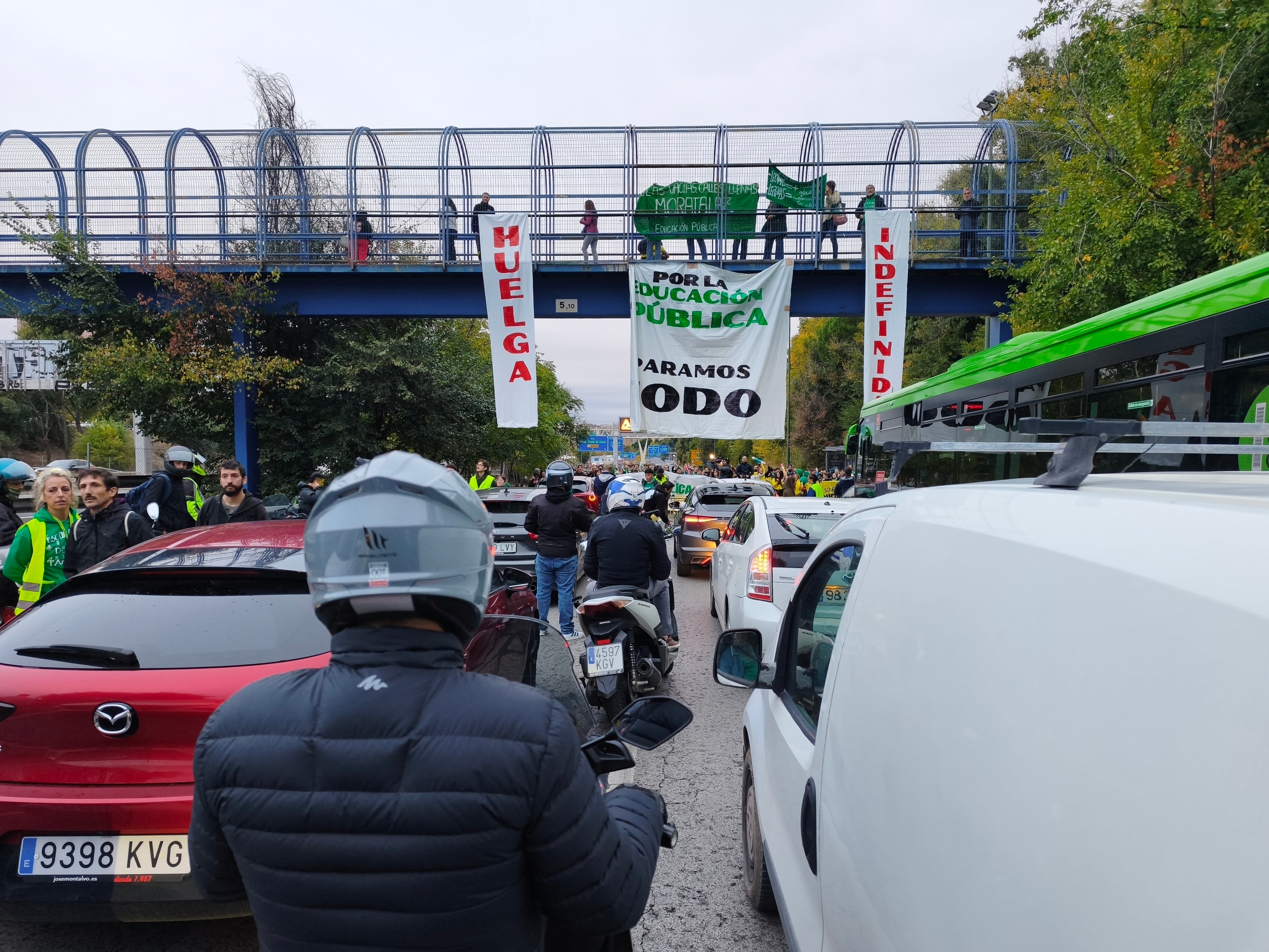 
Vehículos detenidos durante el corte de carretera de los huelguistas. 

