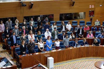 El grupo de Más Madrid, a la izquierda, en la Asamblea madrileña, durante el minuto de silencio improvisado este viernes por todas las víctimas civiles en Israel y Palestina.