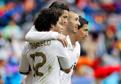 Marcelo, Cristiano Ronaldo, Benzema y Di María (de izquierda a derecha), celebran un gol en un partido de Liga ante el Valencia, en abril de 2012.