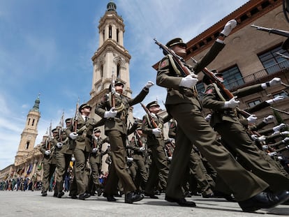 Desfile militar durante el acto de juramento a la bandera en 2017, celebrado en la Plaza del Pilar de Zaragoza con motivo de la celebración del día de las Fuerzas Armadas.