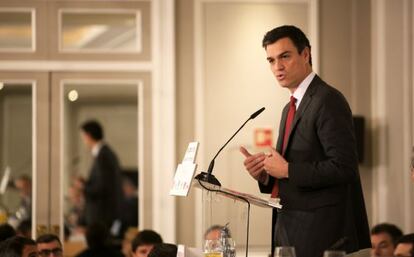 El secretario general del PSOE, Pedro S&aacute;nchez, interviene en los Desayuno Informativos de Europa Press en el Hotel Villamagna.