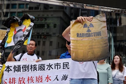 Un manifestante rompe una imagen de un barril radiactivo durante una protesta en Hong Kong (China), este jueves.