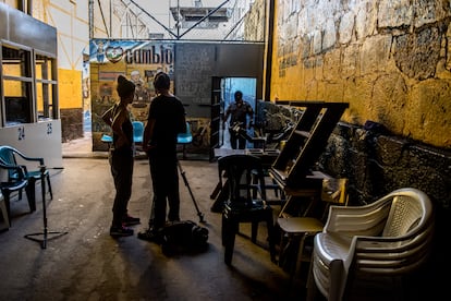 Marlén Viñayo y Neil Brandvold, durante el rodaje de 'Imperdonable' en mayo de 2019 en el penal de San Francisco Gotera, en El Salvador.