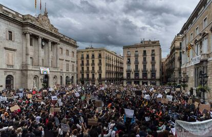 Manifestació antirracista a plaça Sant Jaume, aquest diumenge.