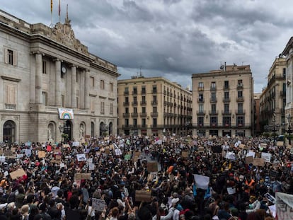 Manifestació antirracista a plaça Sant Jaume, aquest diumenge.