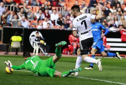 El portero del Getafe, Jona, intenta detener a Negredo. 