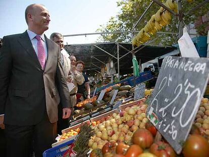 Miguel Sebastián en un mercado