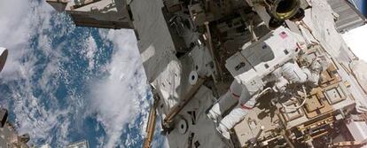 Fotografía que muestra al astronauta Robert L. Curbeam, especialista de la misión STS-116, durante la tercera sesión programada fuera de la Estación Espacial Internacional.