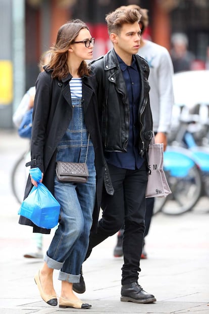 Keira Knightley y su marido James Righton paseando por las calles de Londres. No hay duda que son una de las parejas más trendy del panorama internacional.