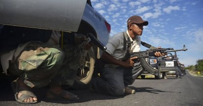 Un miliciano civil en labores de vigilancia en Michoacán.