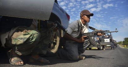 Un miliciano civil en labores de vigilancia en Michoac&aacute;n.